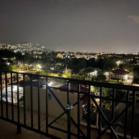 Lux City Apartment With Pool, Ac & 24Hrs Security Kingston Eksteriør billede