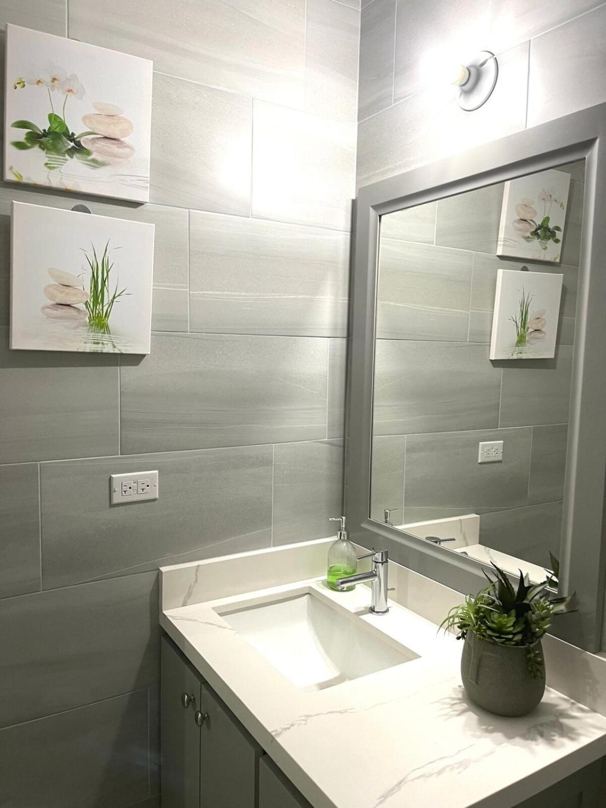 Lux City Apartment With Pool, Ac & 24Hrs Security Kingston Eksteriør billede