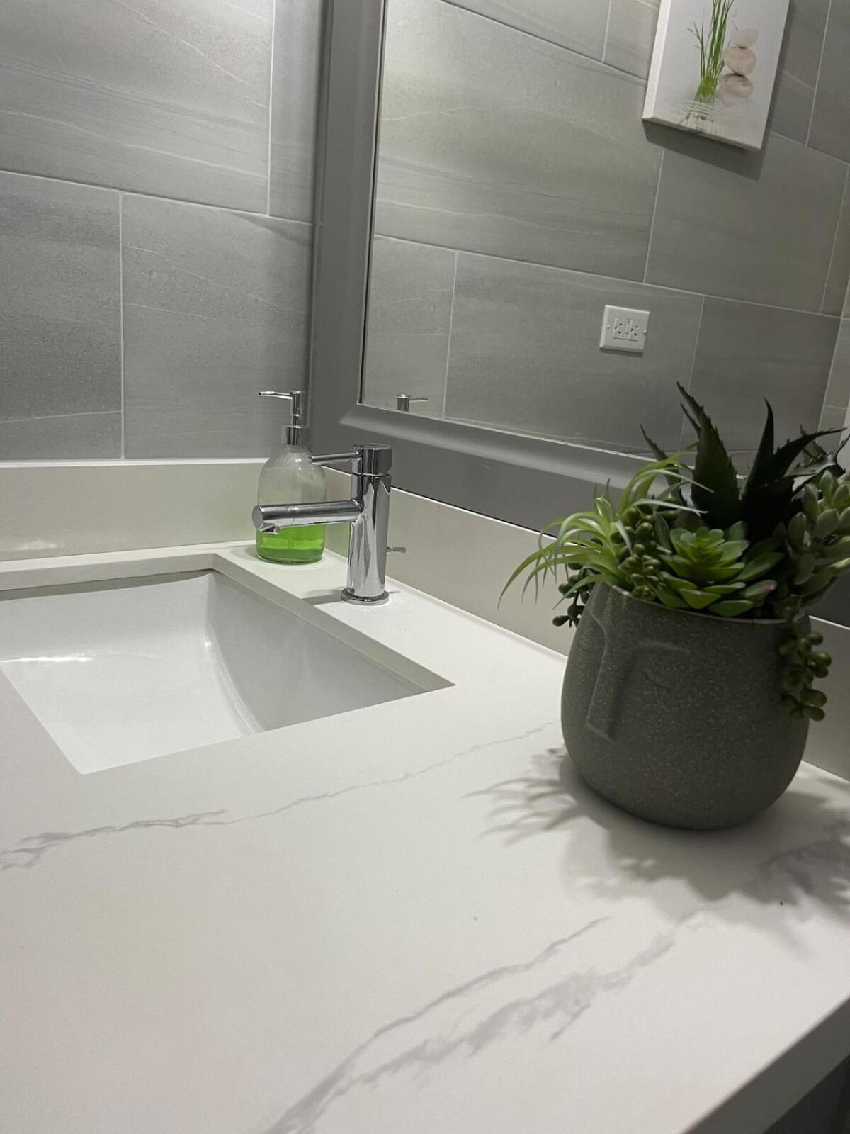 Lux City Apartment With Pool, Ac & 24Hrs Security Kingston Eksteriør billede