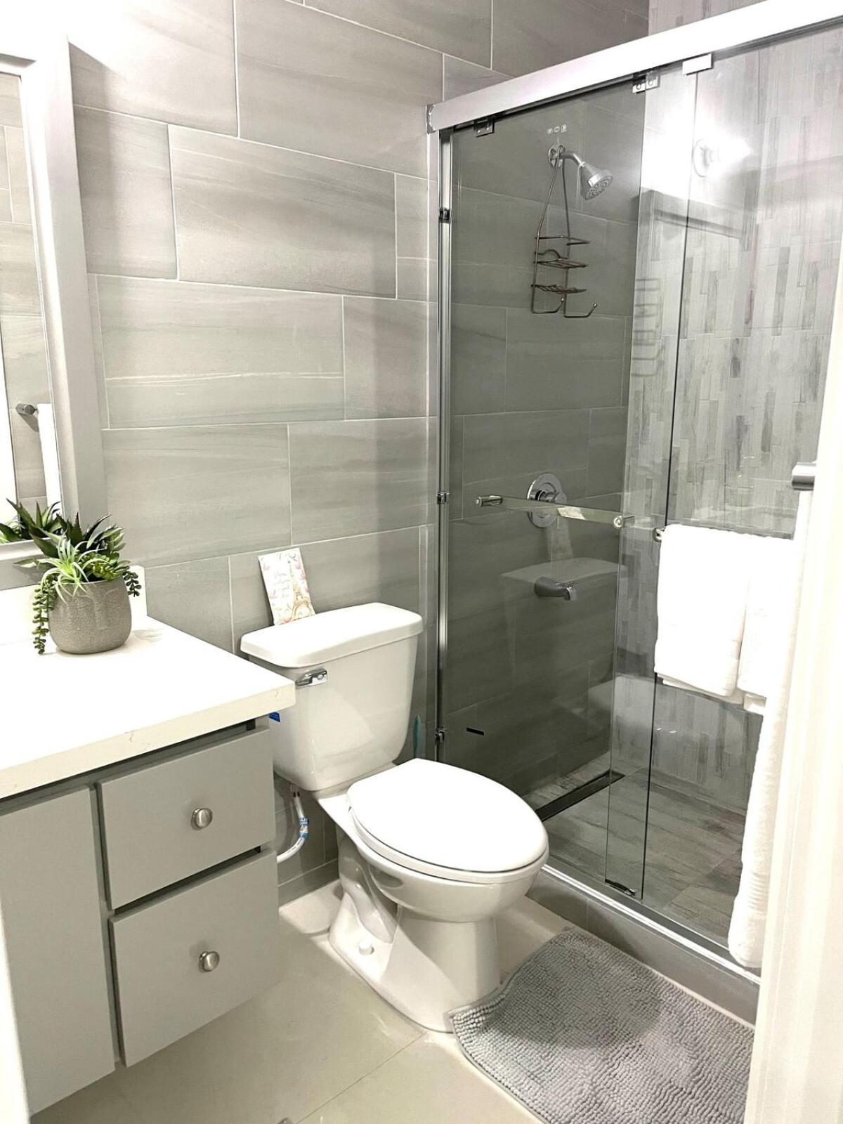 Lux City Apartment With Pool, Ac & 24Hrs Security Kingston Eksteriør billede