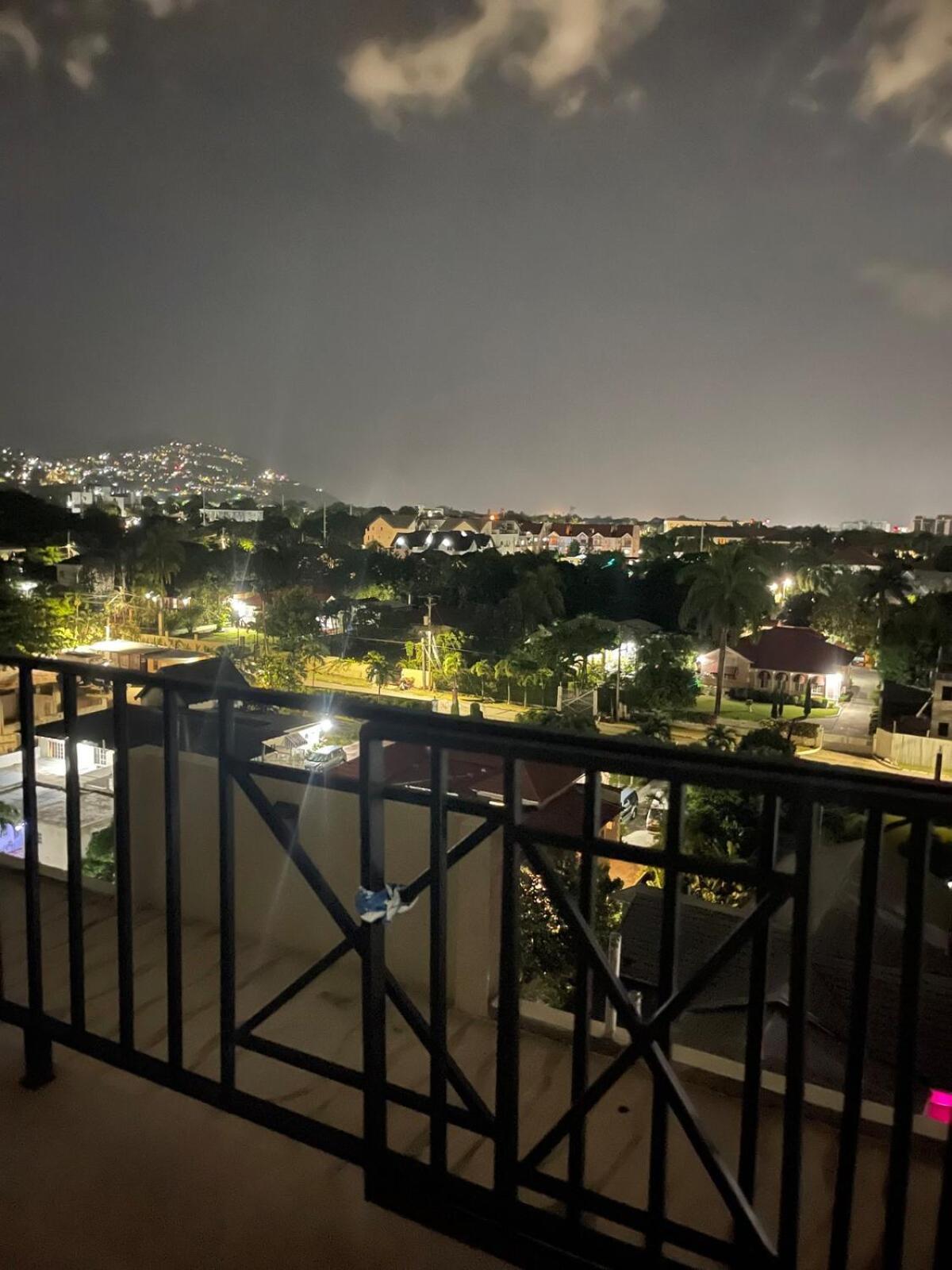 Lux City Apartment With Pool, Ac & 24Hrs Security Kingston Eksteriør billede