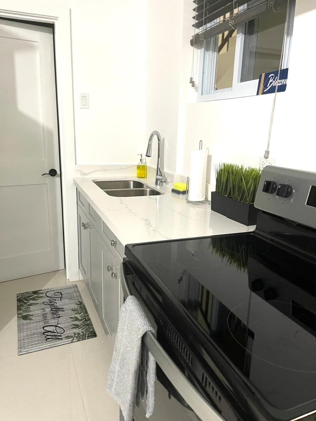 Lux City Apartment With Pool, Ac & 24Hrs Security Kingston Eksteriør billede