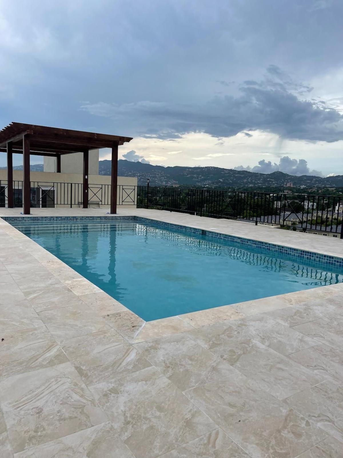 Lux City Apartment With Pool, Ac & 24Hrs Security Kingston Eksteriør billede