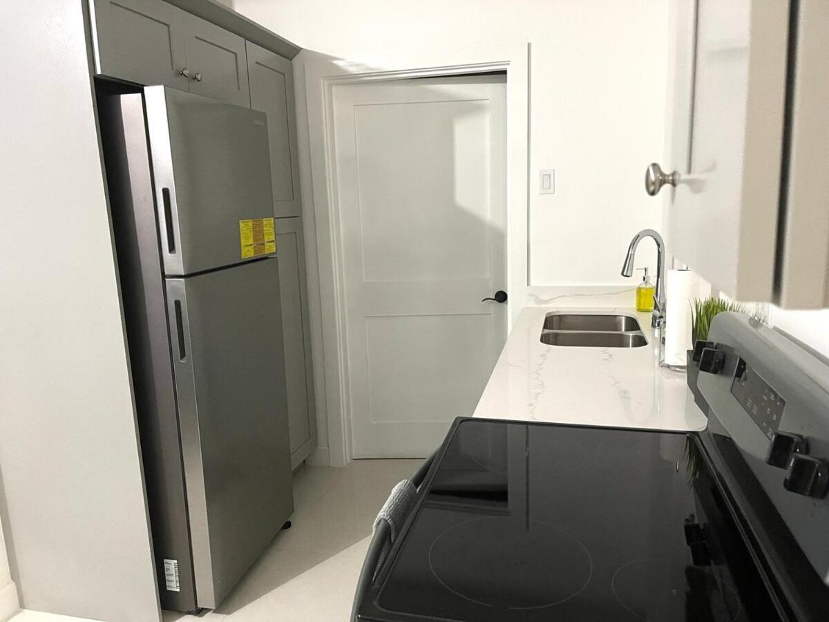 Lux City Apartment With Pool, Ac & 24Hrs Security Kingston Eksteriør billede